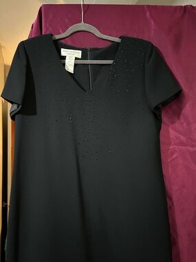 Elegant Jones New York Black Dress with V-Neck Detailing